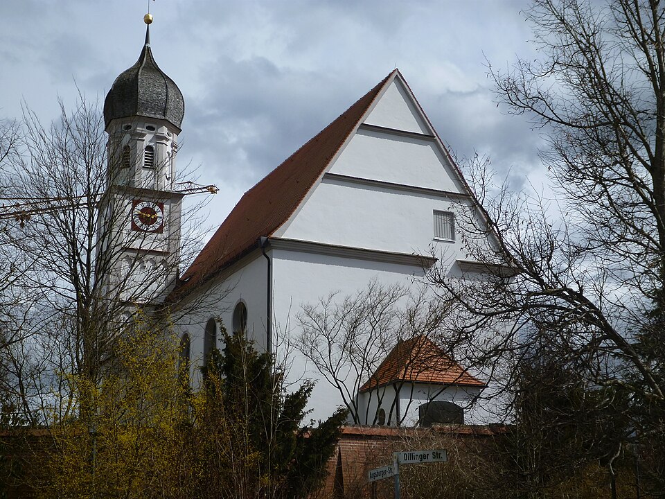 Fenster-Gurus in Adelsried – Pfarrkirche (Foto: Jkü) Pfarrkirche in Adelsried – Fenster-Gurus vermittelt Fachbetriebe in Adelsried