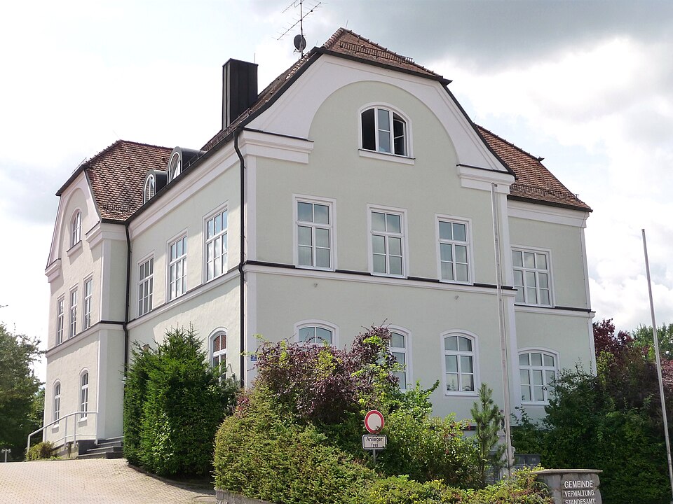Fenster-Gurus in Aholming – Rathaus (Foto: Konrad Lackerbeck) Rathaus in Aholming – Fenster-Gurus vermittelt Fachbetriebe in Aholming