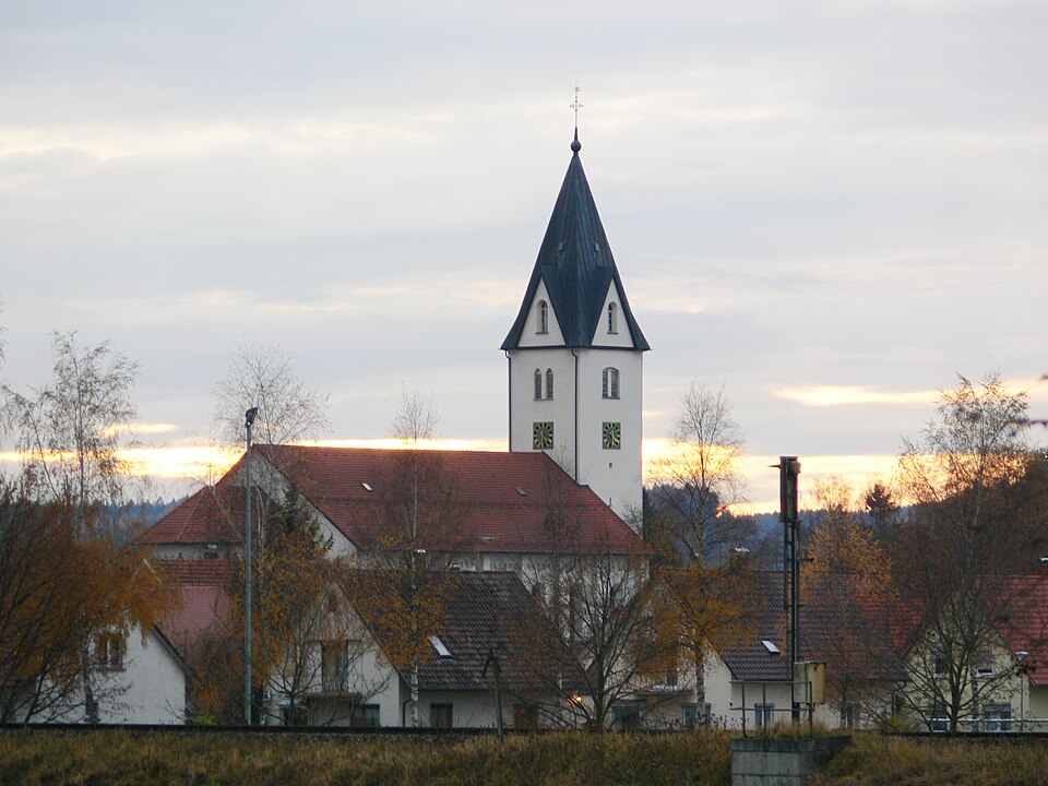 Fenster-Gurus in Aichstetten – Mit Pfarrkirche (Foto: Andreas Praefcke) Mit Pfarrkirche in Aichstetten – Fenster-Gurus vermittelt Fachbetriebe in Aichstetten