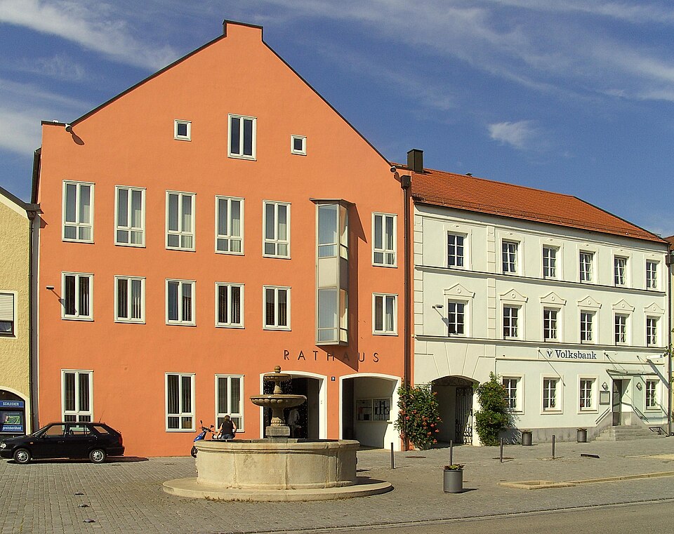 Fenster-Gurus in Aidenbach – Rathaus (Foto: High Contrast) Rathaus in Aidenbach – Fenster-Gurus vermittelt Fachbetriebe in Aidenbach