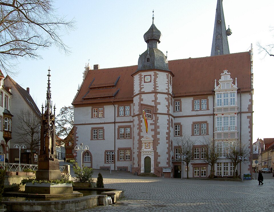 Fenster-Fachbetriebe in Alfeld: Rathaus – Foto: Wikimedia-Autor Fenster-Fachbetriebe in Alfeld: Rathaus