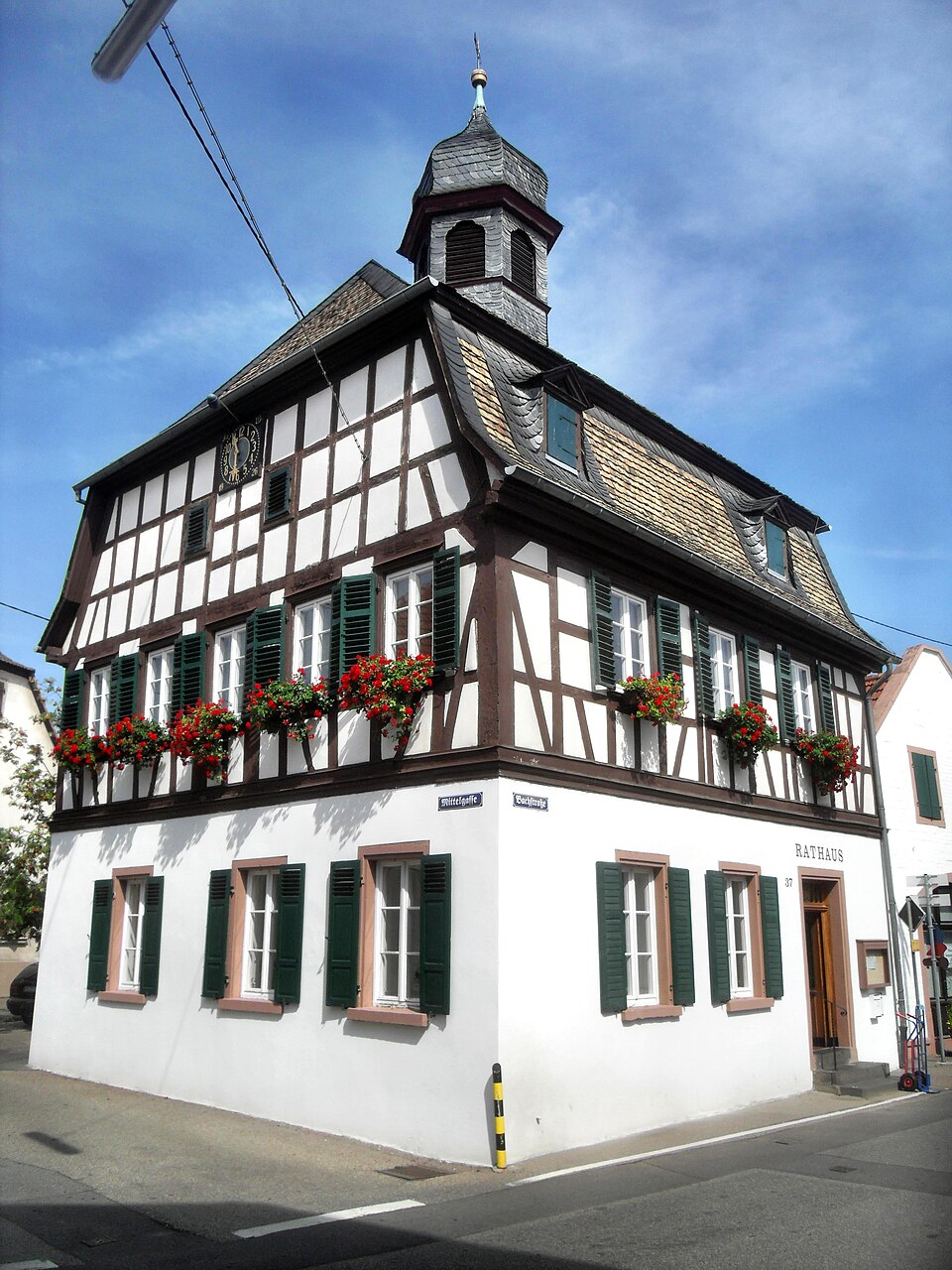 Rathaus- von Bachstraße in Alsheim – Fenster-Gurus vermittelt Fachbetriebe in Alsheim