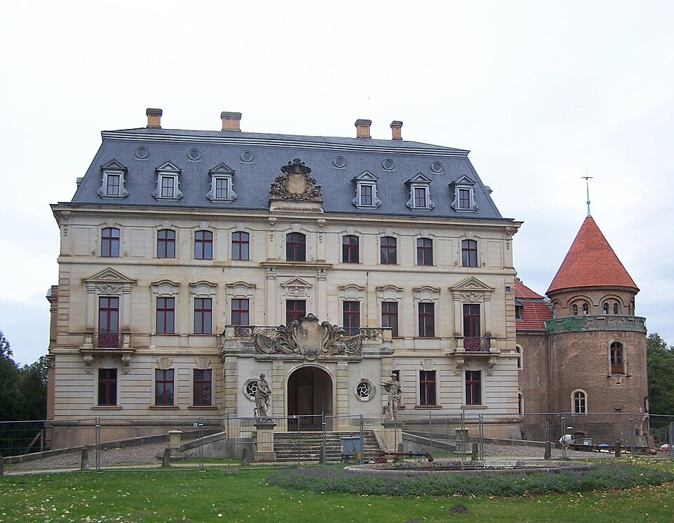 Fenster-Gurus in Altdöbern – Schloss (Foto: X-Weinzar) Schloss in Altdöbern – Fenster-Gurus vermittelt Fachbetriebe in Altdöbern