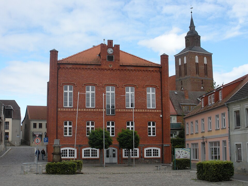 Fenster-Fachbetriebe in Altentreptow: Rathaus mit Pfarrkirche – Foto: Bear62 Fenster-Fachbetriebe in Altentreptow: Rathaus mit Pfarrkirche