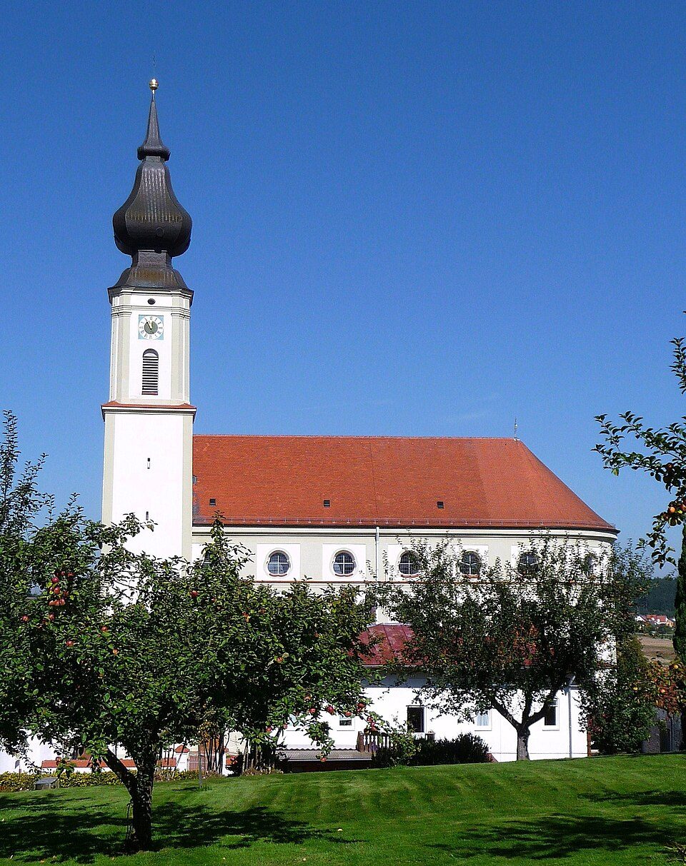 Fenster-Gurus in Altfraunhofen – Pfarrkirche (Foto: Konrad Lackerbeck) Pfarrkirche in Altfraunhofen – Fenster-Gurus vermittelt Fachbetriebe in Altfraunhofen