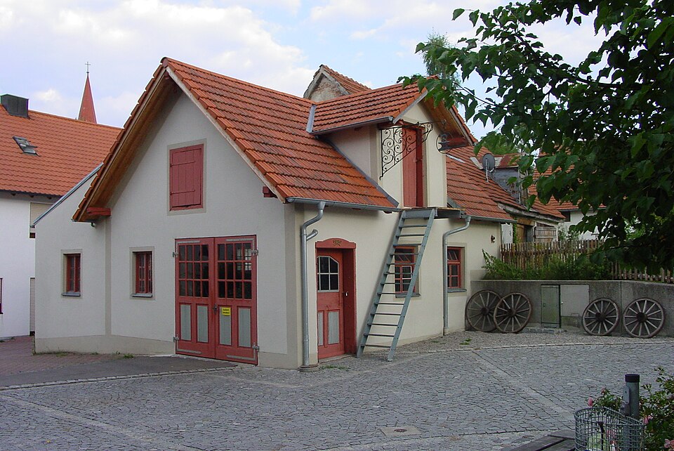 Fenster-Gurus in Althegnenberg – Dorfplatz (Foto: Tonidrexler) Dorfplatz in Althegnenberg – Fenster-Gurus vermittelt Fachbetriebe in Althegnenberg