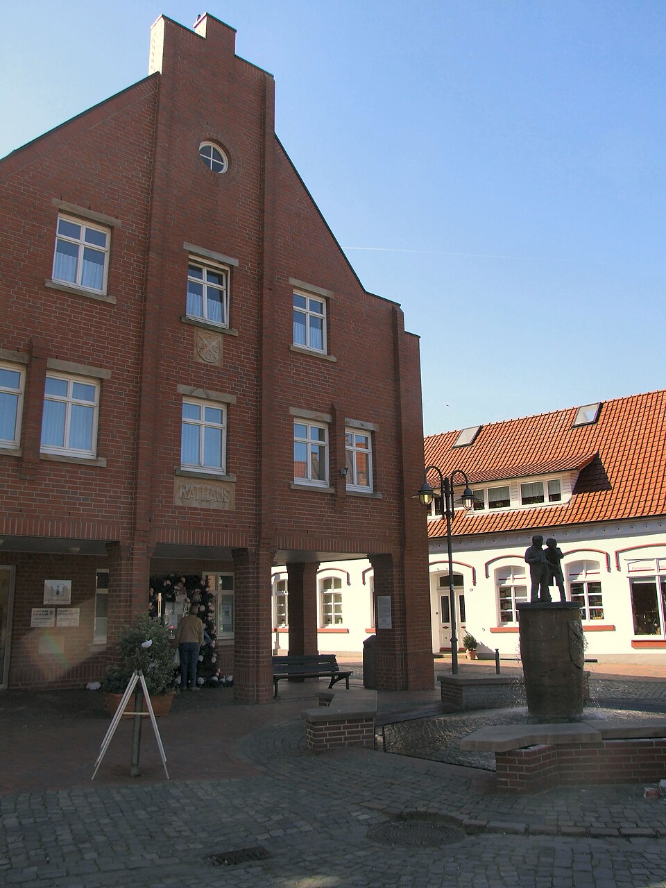 Fenster-Fachbetriebe in Ankum: Rathaus – Foto: RoswithaC Fenster-Fachbetriebe in Ankum: Rathaus