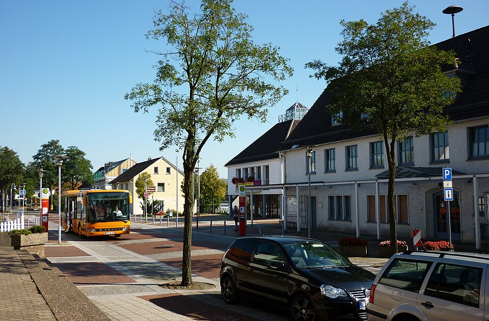 Fenster-Fachbetriebe in Augustdorf: Rathaus – Foto: Ub12vow Fenster-Fachbetriebe in Augustdorf: Rathaus