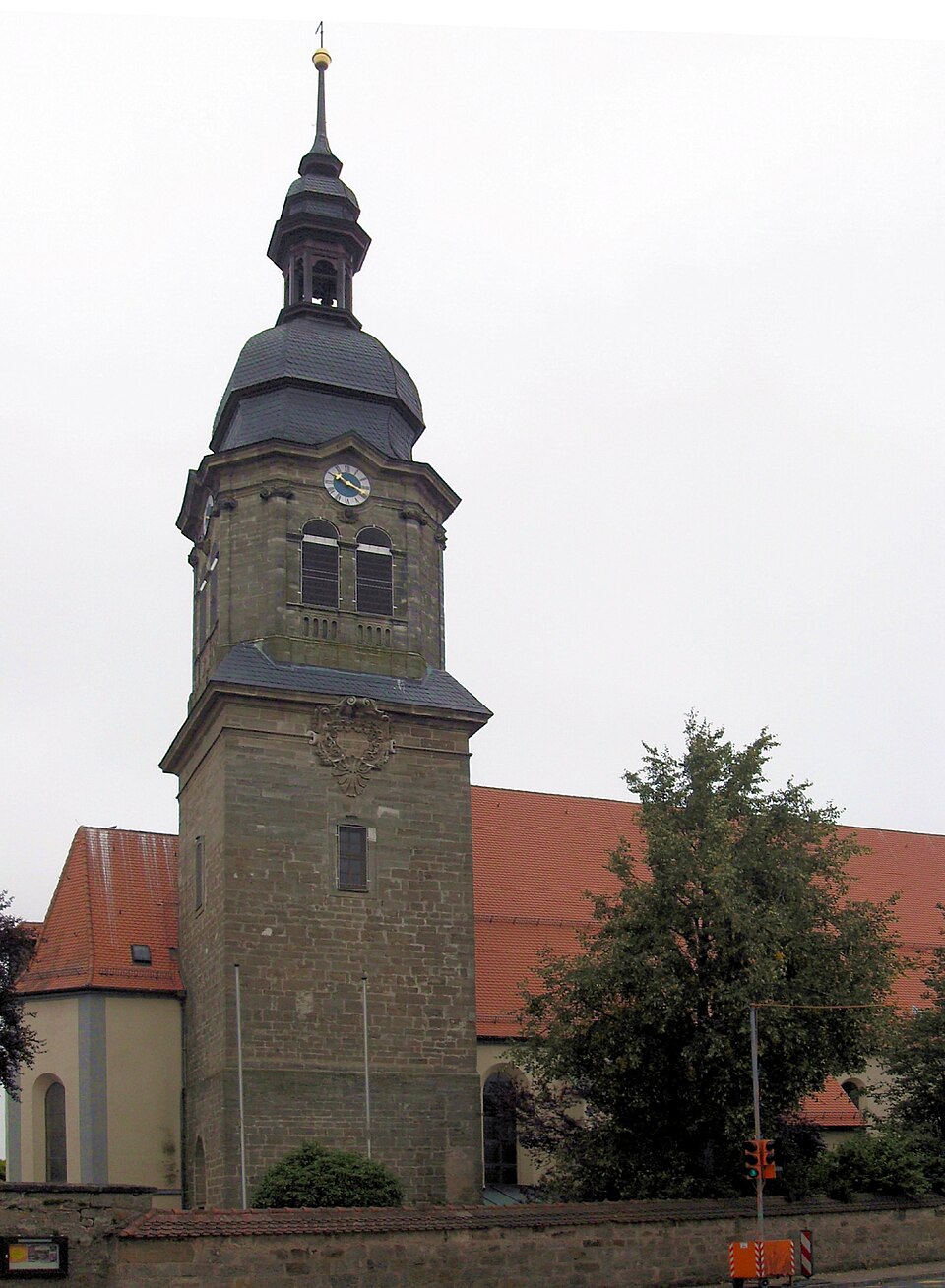 Fenster-Gurus in Aurach – Kirche (Foto: Rauenstein) Kirche in Aurach – Fenster-Gurus vermittelt Fachbetriebe in Aurach