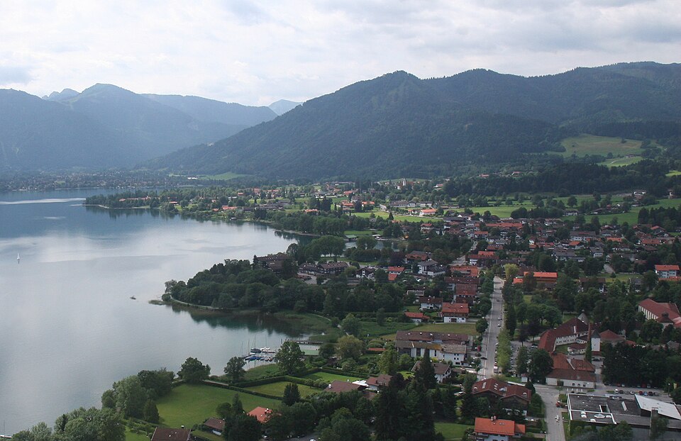 Fenster-Gurus in Bad Wiessee – Ansicht von Bad Wiessee (Foto: ROW) Fenster-Gurus in Bad Wiessee – Ansicht von Bad Wiessee