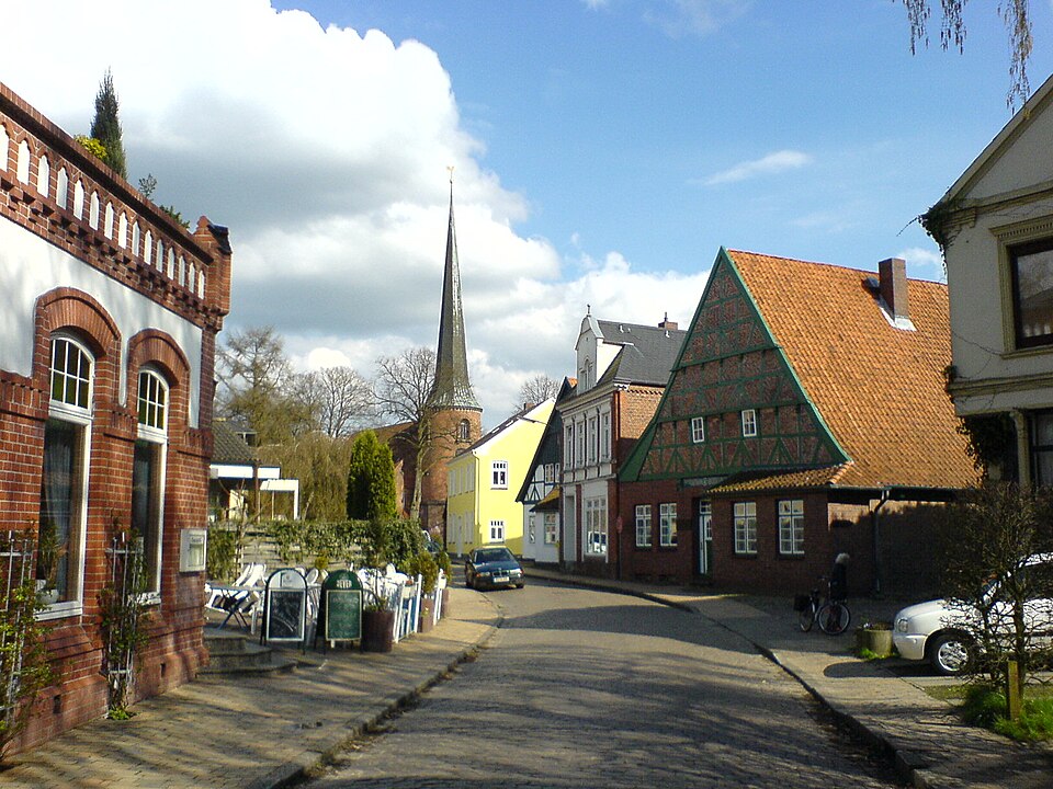 Fenster-Fachbetriebe in Barmstedt: Blick zur Kirche – Foto: PodracerHH at German Wikipedia Fenster-Fachbetriebe in Barmstedt: Blick zur Kirche
