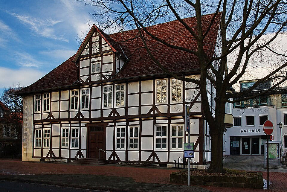 Fenster-Fachbetriebe in Barsinghausen: Rathaus – Foto: Losch at German Wikipedia Fenster-Fachbetriebe in Barsinghausen: Rathaus