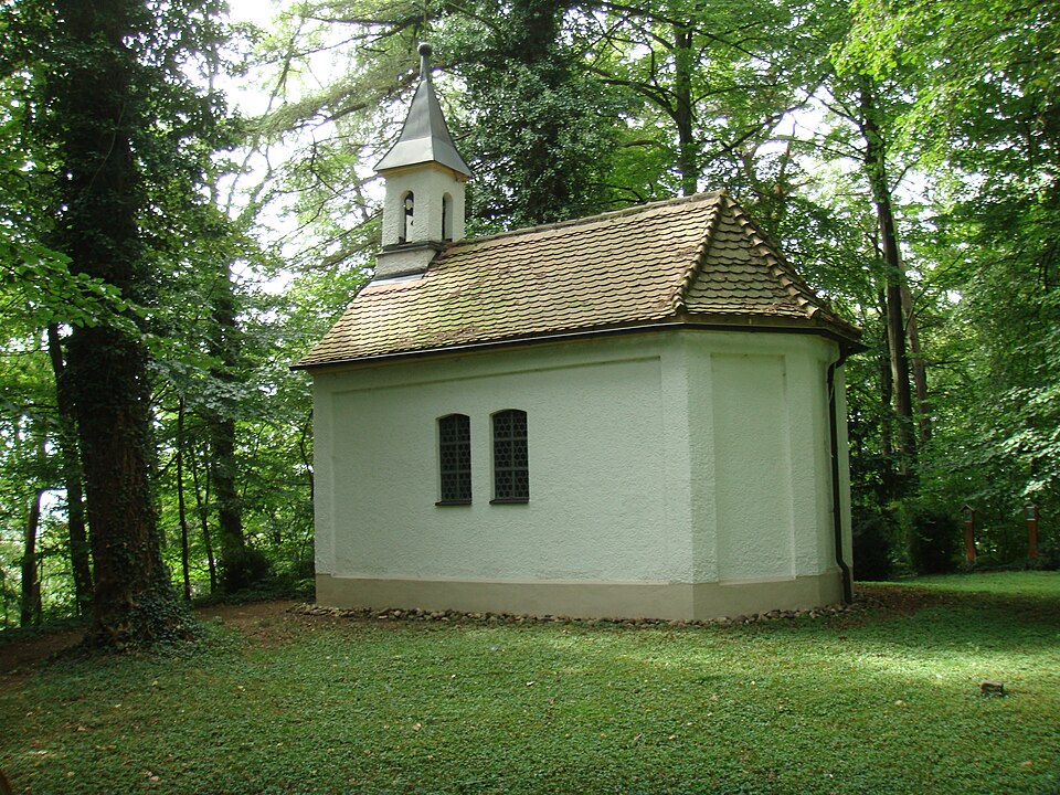 Fenster-Gurus in Bellenberg – Mariahilfkapelle auf dem Schlossberg (Foto: Unterillertaler) Mariahilfkapelle auf dem Schlossberg in Bellenberg – Fenster-Gurus vermittelt Fachbetriebe in Bellenberg