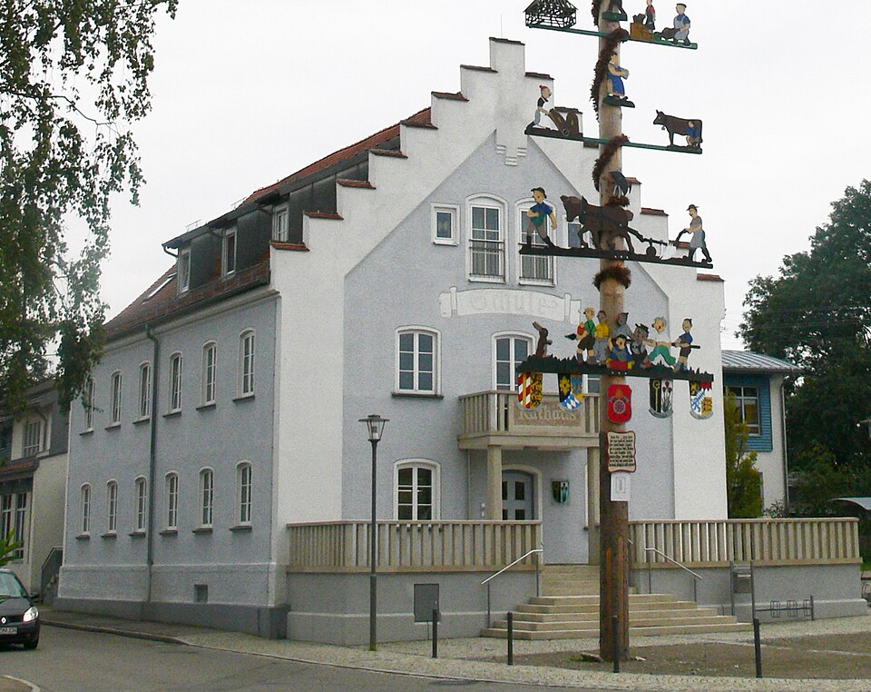 Fenster-Gurus in Benningen – Rathaus (Foto: Andreas Praefcke) Rathaus in Benningen – Fenster-Gurus vermittelt Fachbetriebe in Benningen