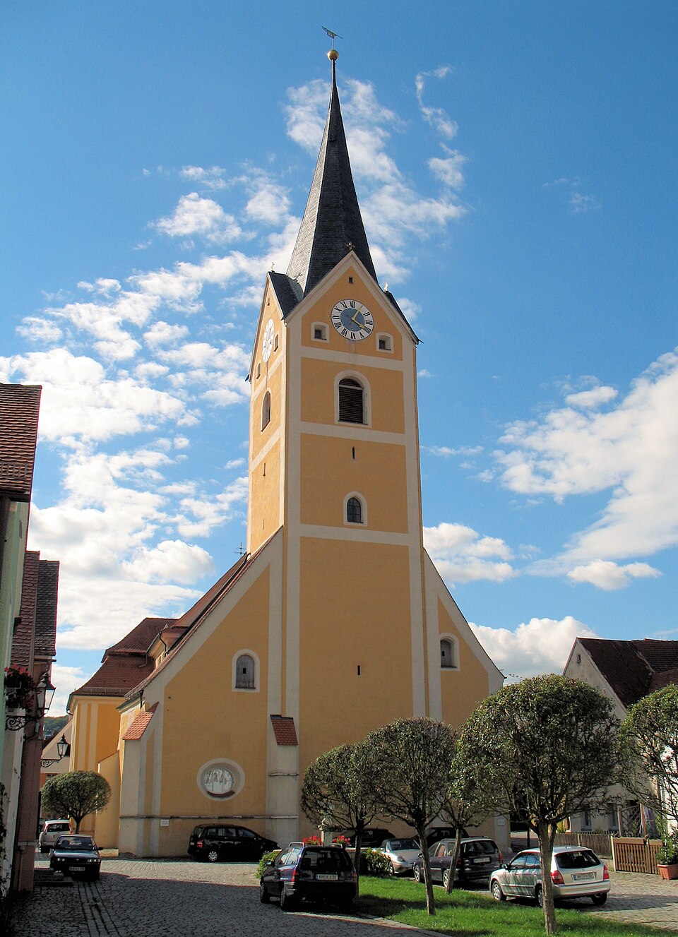 Fenster-Fachbetriebe in Berching: Stadtpfarrkirche – Foto: Journey234 Fenster-Fachbetriebe in Berching: Stadtpfarrkirche