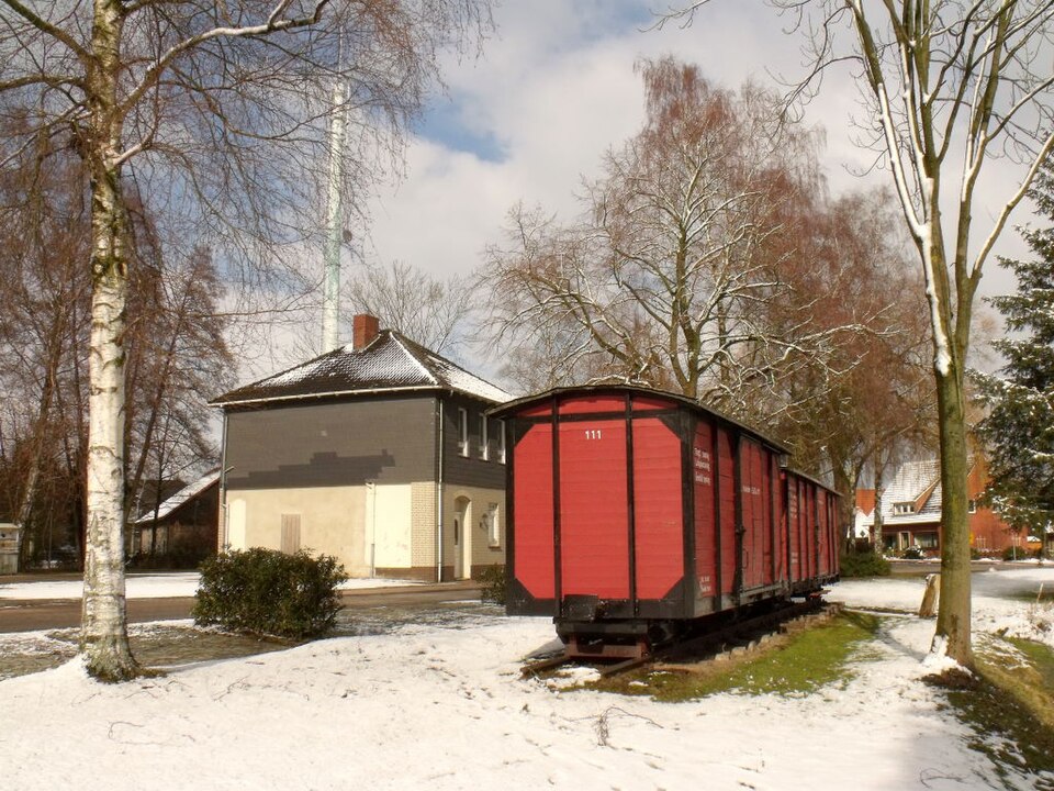 Fenster-Fachbetriebe in Bergen: Kleinbahndenkmal – Foto: User:Stefan Kunzmann Fenster-Fachbetriebe in Bergen: Kleinbahndenkmal