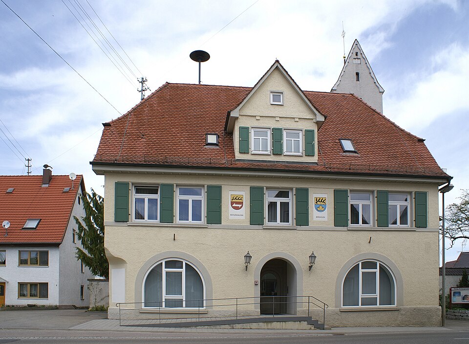 Fenster-Gurus in Berghülen – Ansicht von Berghülen (Foto: Dr. Eugen Lehle) Fenster-Gurus in Berghülen – Ansicht von Berghülen