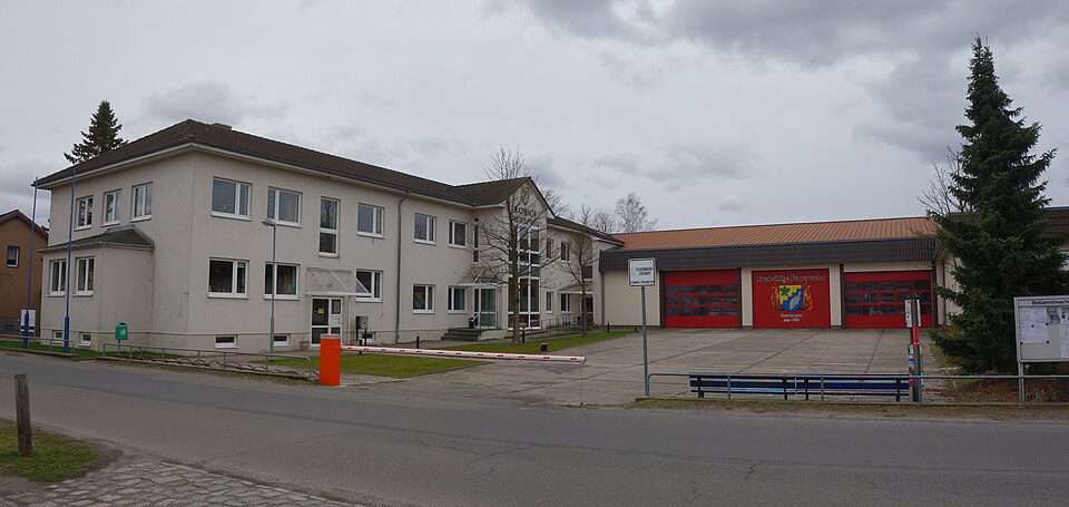 Fenster-Fachbetriebe in Bestensee: Rathaus – Foto: Hans G. Oberlack Fenster-Fachbetriebe in Bestensee: Rathaus