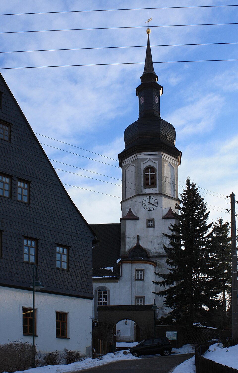 Fenster-Gurus in Bockau – Kirche Pfarrhaus (Foto: Devilsanddust) Kirche Pfarrhaus in Bockau – Fenster-Gurus vermittelt Fachbetriebe in Bockau