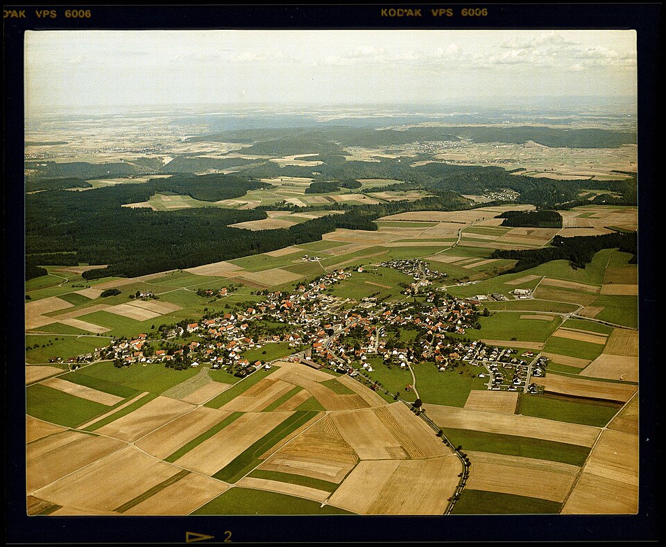 Fenster-Gurus in Bösingen – Luftbild (Foto: Merkler, Erich, Grosselfingen) Luftbild in Bösingen – Fenster-Gurus vermittelt Fachbetriebe in Bösingen