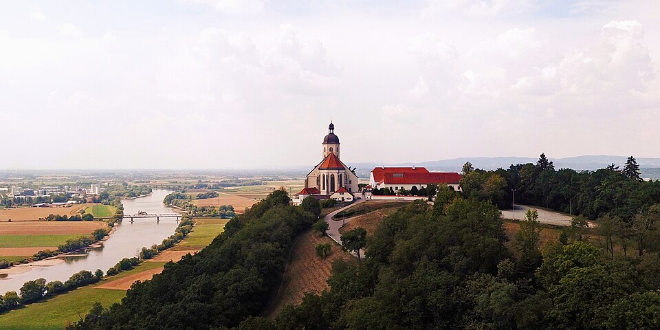 Fenster-Fachbetriebe in Bogen: Bogenberg Wallfahrtskirche – Foto: SimonWaldherr Fenster-Fachbetriebe in Bogen: Bogenberg Wallfahrtskirche