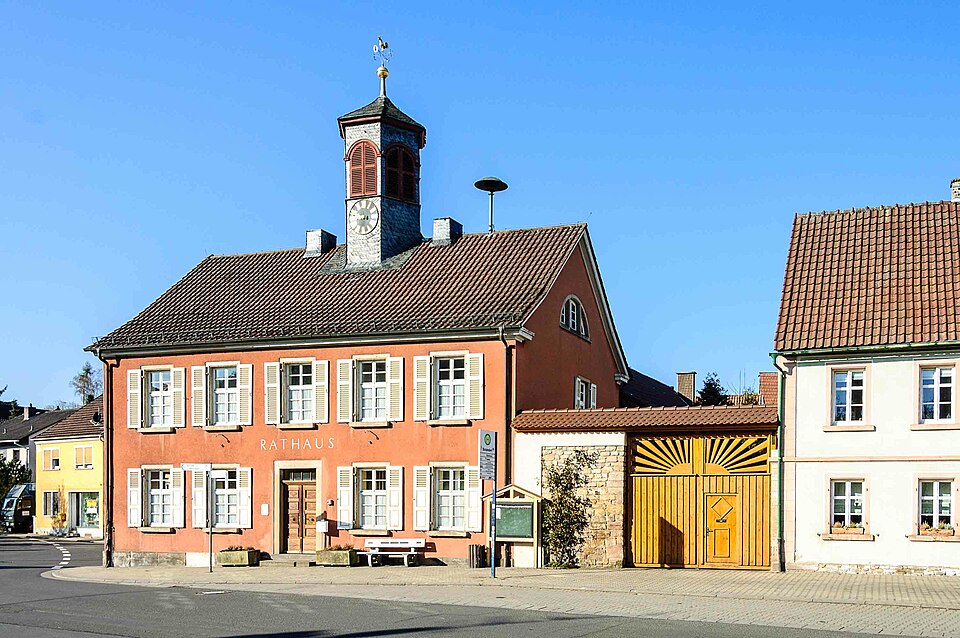 Hauptstraße Rathaus in Bolanden – Fenster-Gurus vermittelt Fachbetriebe in Bolanden