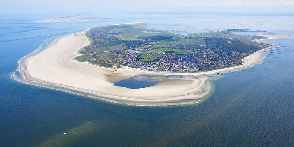Fenster-Fachbetriebe in Borkum: Stadtansicht – Foto: Carsten Steger Fenster-Fachbetriebe in Borkum: Stadtansicht