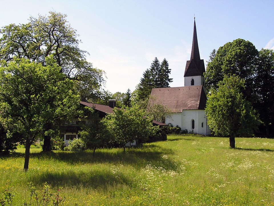 Fenster-Fachbetriebe in Brannenburg: Degerndorf, Brannenburger Ägidiuskirche – Foto: Mostpatiently Fenster-Fachbetriebe in Brannenburg: Degerndorf, Brannenburger Ägidiuskirche