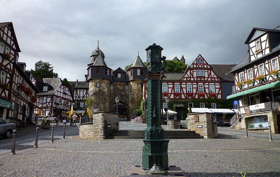Fenster-Fachbetriebe in Braunfels: Marktplatz mit Brunnen und Fachwerkhäusern