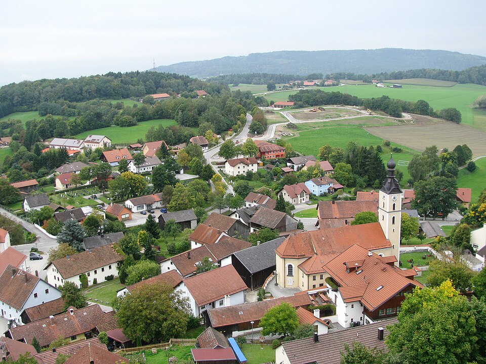 Fenster-Gurus in Brennberg – Burgruine (Foto: Gras-Ober) Burgruine in Brennberg – Fenster-Gurus vermittelt Fachbetriebe in Brennberg