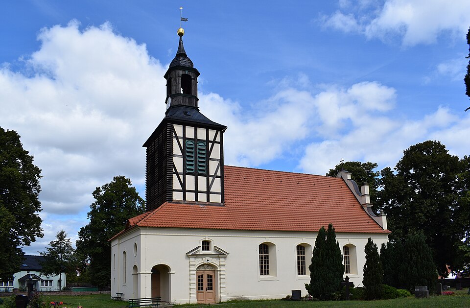 Fenster-Gurus in Britz – Kirche (Foto: Dreizung) Kirche in Britz – Fenster-Gurus vermittelt Fachbetriebe in Britz