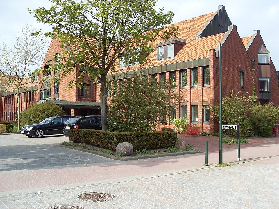 Fenster-Fachbetriebe in Büdelsdorf: Rathaus – Foto: Wusel007 Fenster-Fachbetriebe in Büdelsdorf: Rathaus