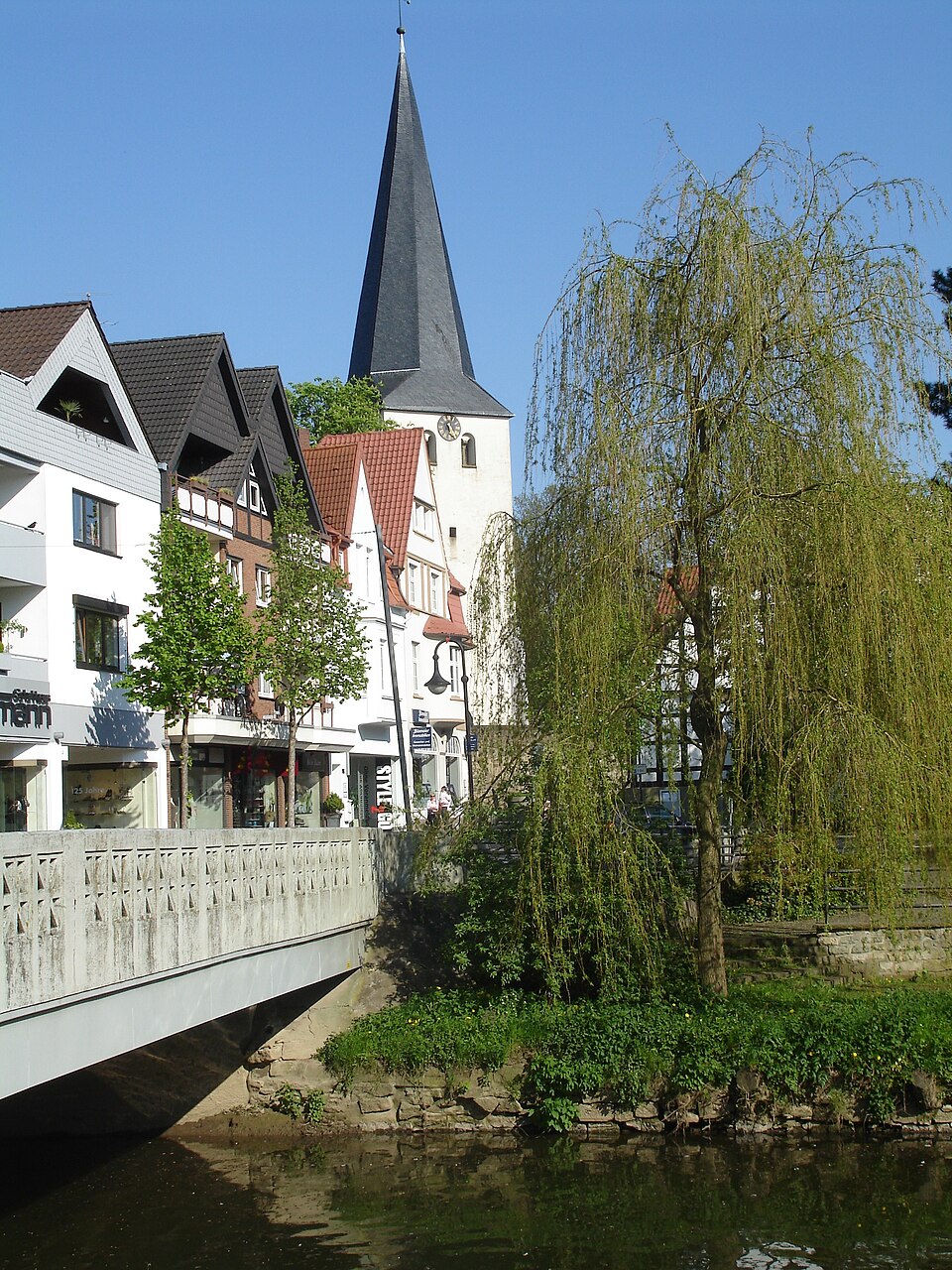 Fenster-Fachbetriebe in Bünde: Laurentiuskirche mit Bolldammbrücke
