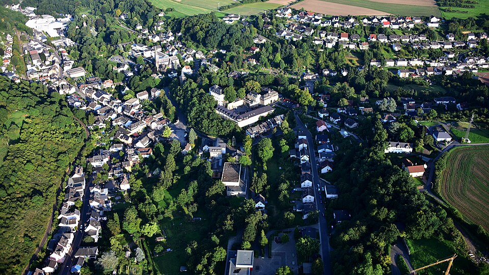 Fenster-Gurus in Burgbrohl – Ansicht von Burgbrohl (Foto: Wolkenkratzer) Fenster-Gurus in Burgbrohl – Ansicht von Burgbrohl