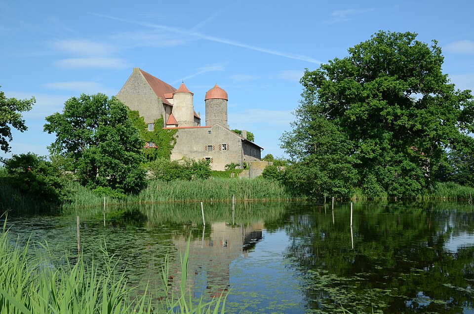 Fenster-Gurus in Burgoberbach – Schloss (Foto: Tilman2007) Schloss in Burgoberbach – Fenster-Gurus vermittelt Fachbetriebe in Burgoberbach
