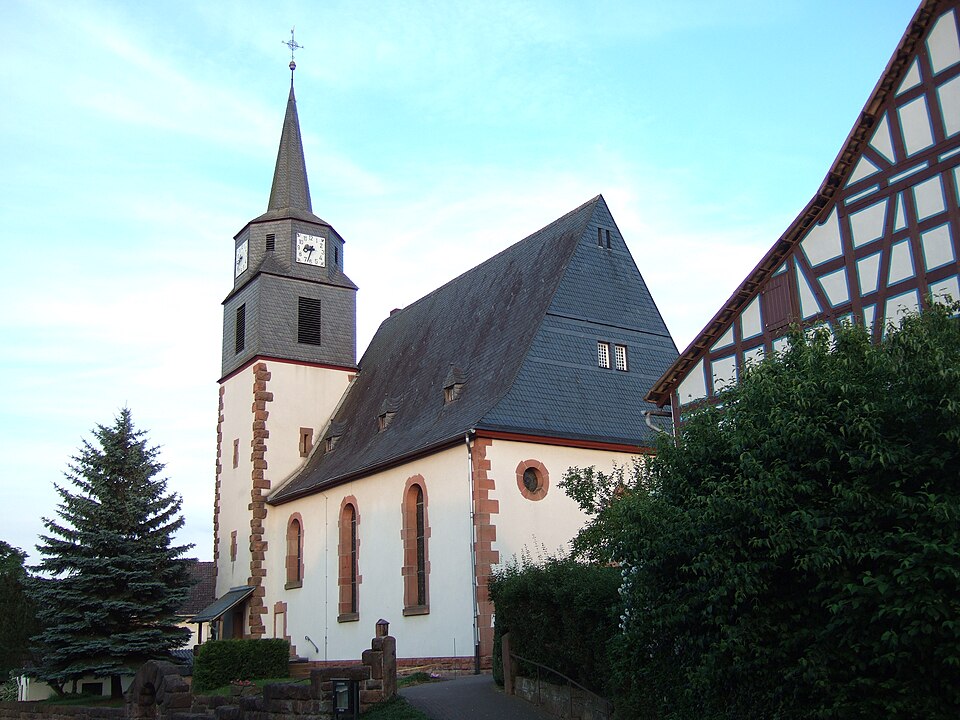 Fenster-Gurus in Burgwald – Evangelische Kirche (Foto: Maseltov) Evangelische Kirche in Burgwald – Fenster-Gurus vermittelt Fachbetriebe in Burgwald
