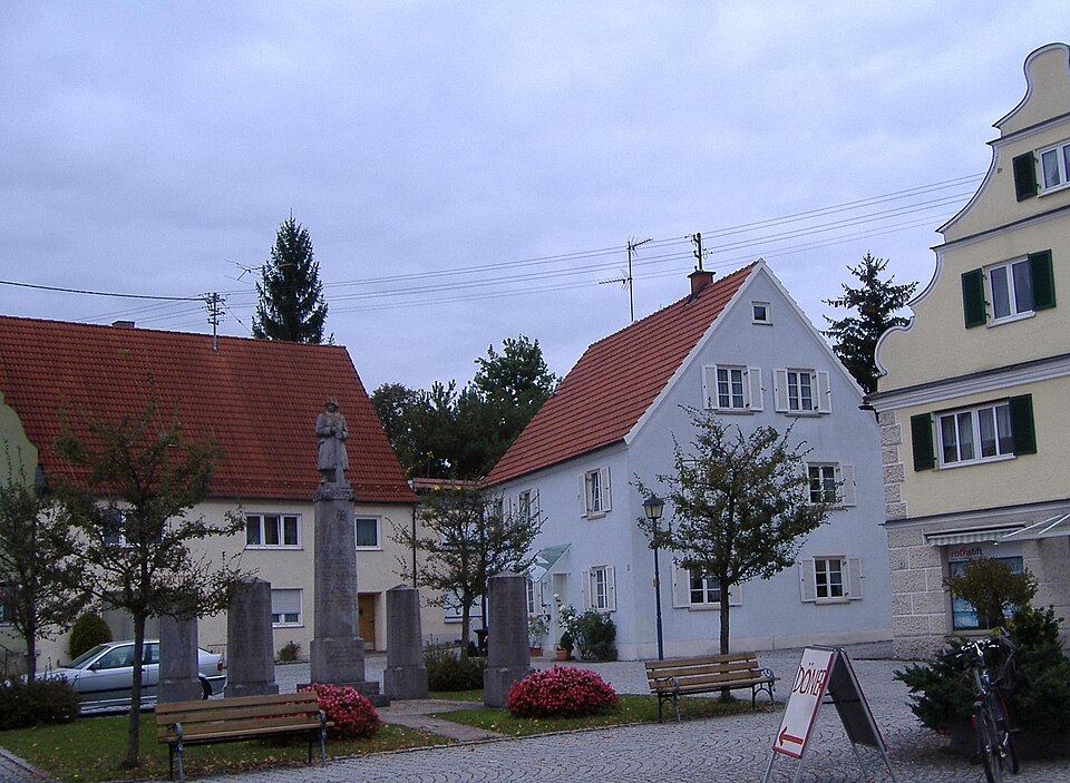 Fenster-Fachbetriebe in Buttenwiesen: Marktplatz – Foto: Manfi.B Fenster-Fachbetriebe in Buttenwiesen: Marktplatz