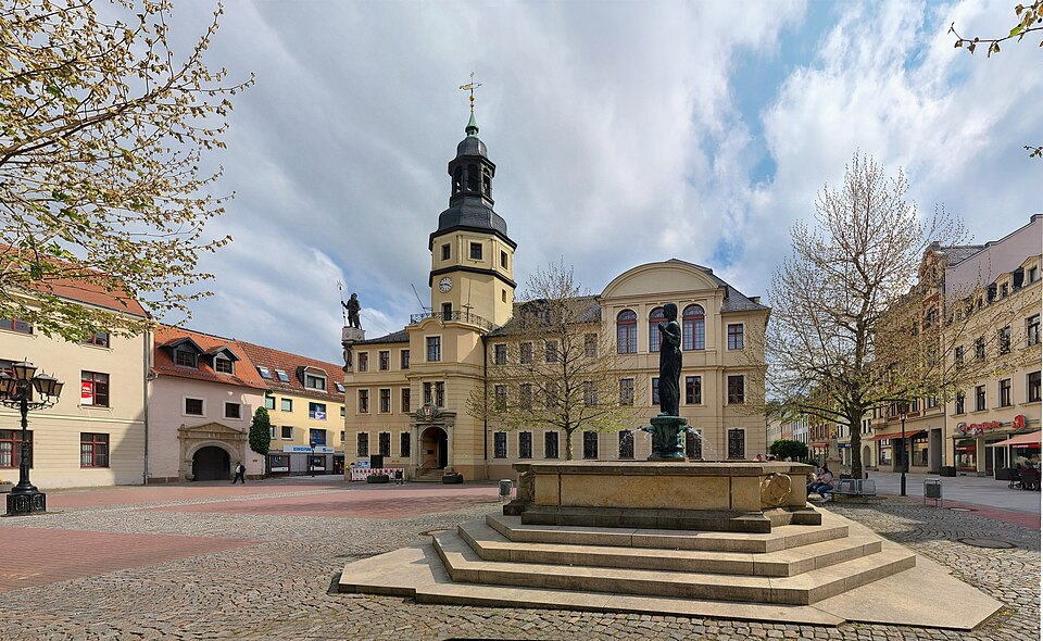 Fenster-Fachbetriebe in Crimmitschau: Rathaus mit Brunnen – Foto: Je-str Fenster-Fachbetriebe in Crimmitschau: Rathaus mit Brunnen