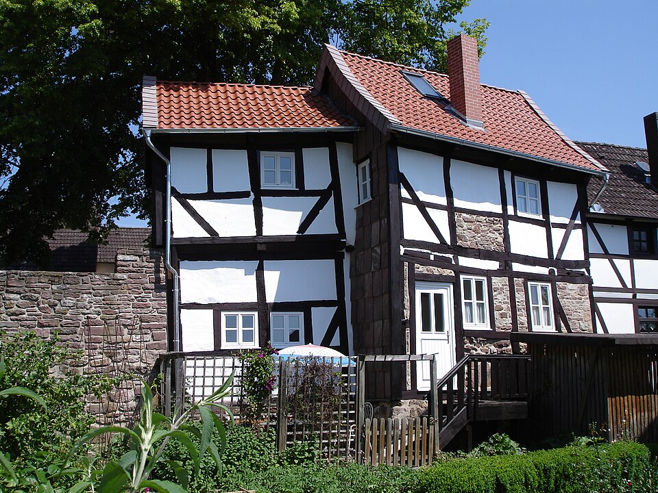 Fenster-Fachbetriebe in Dassel: Ehemaliger Turm in der Stadtmauer – Foto: DRagnitz Fenster-Fachbetriebe in Dassel: Ehemaliger Turm in der Stadtmauer