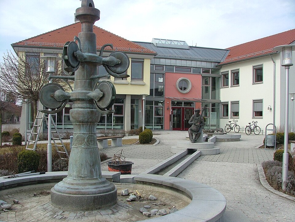 Fenster-Gurus in Dettingen an der Iller – Dorfbrunnen (Foto: Richard Mayer) Dorfbrunnen in Dettingen an der Iller – Fenster-Gurus vermittelt Fachbetriebe in Dettingen an der Iller