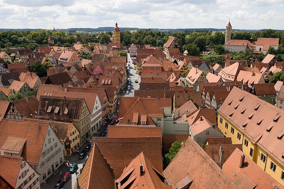 Fenster-Fachbetriebe in Dinkelsbühl: Kirchturm – Foto: Mylius Fenster-Fachbetriebe in Dinkelsbühl: Kirchturm