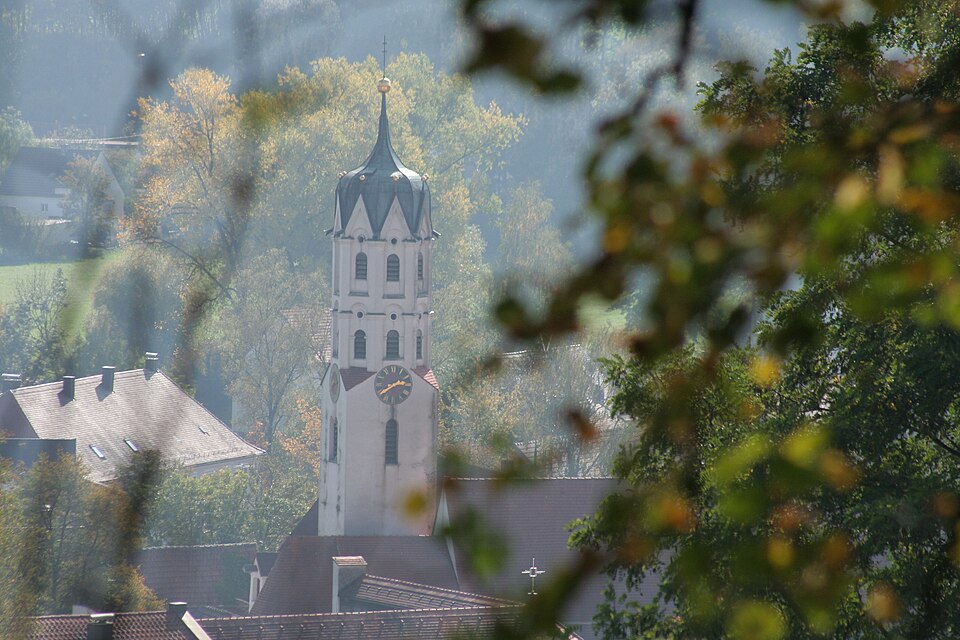 Fenster-Fachbetriebe in Dinkelscherben: Kirchturm – Foto: Jackyll Fenster-Fachbetriebe in Dinkelscherben: Kirchturm