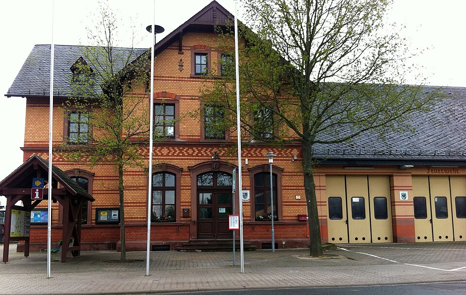 Ehemaliges Bahnhofsgebäude in Dittelsheim-Heßloch – Fenster-Gurus vermittelt Fachbetriebe in Dittelsheim-Heßloch