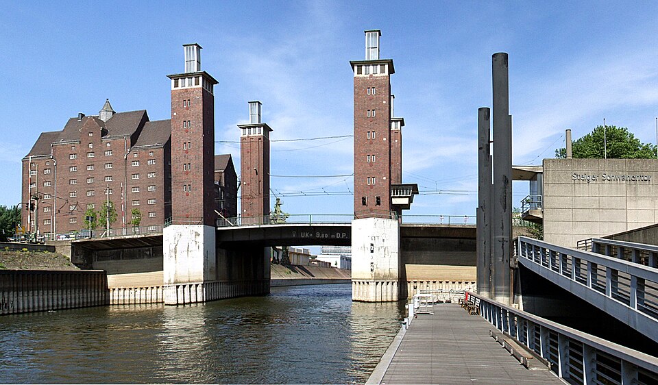 Fenster-Fachbetriebe in Duisburg: Schwanentorbrücke – Foto: Raimond Spekking Fenster-Fachbetriebe in Duisburg: Schwanentorbrücke