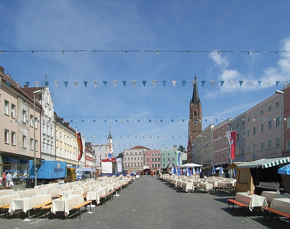 Fenster-Fachbetriebe in Eggenfelden: Stadtplatz – Foto: Konrad Lackerbeck Fenster-Fachbetriebe in Eggenfelden: Stadtplatz