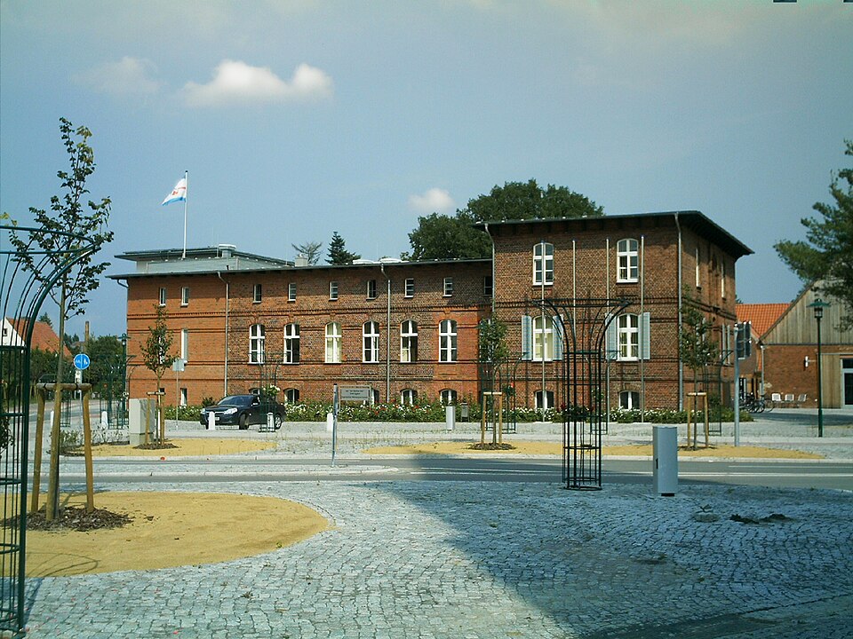 Fenster-Fachbetriebe in Eggesin: Rosengarten und Rathaus