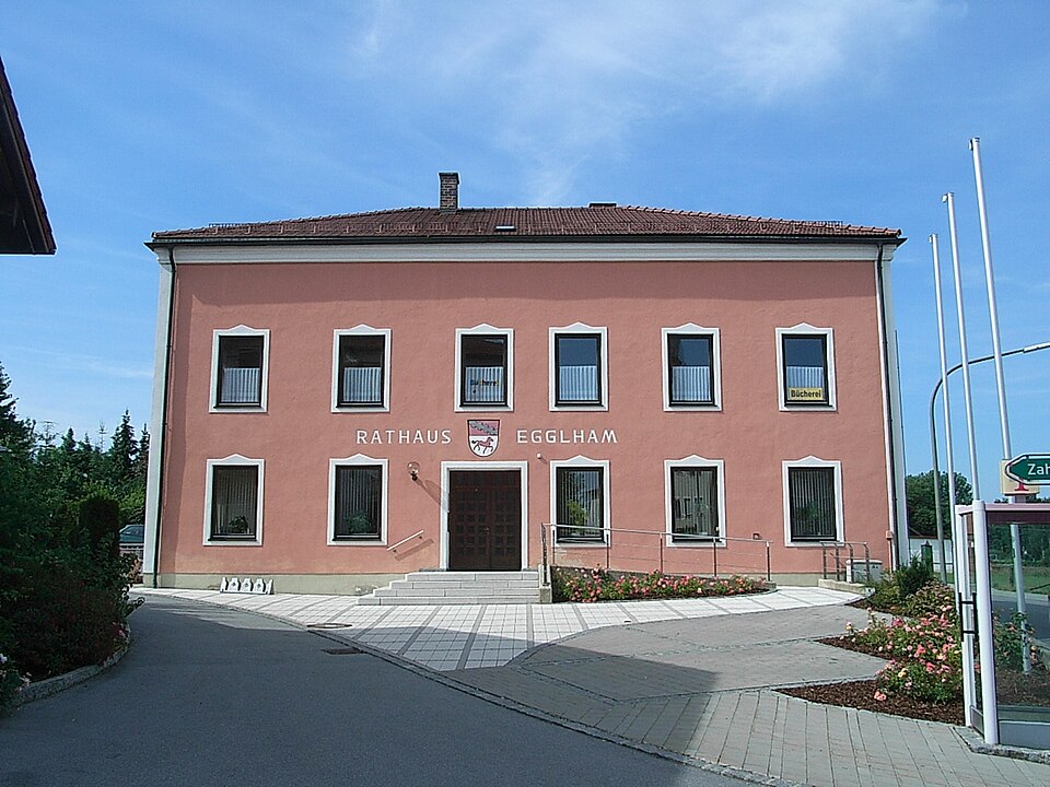 Fenster-Gurus in Egglham – Rathaus (Foto: Konrad Lackerbeck) Rathaus in Egglham – Fenster-Gurus vermittelt Fachbetriebe in Egglham