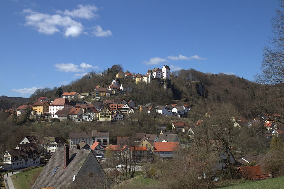 Fenster-Gurus in Egloffstein – Burg (Foto: Sven-121) Burg in Egloffstein – Fenster-Gurus vermittelt Fachbetriebe in Egloffstein