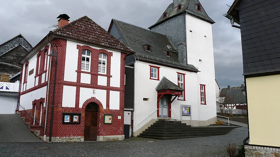 Fenster-Fachbetriebe in Ehringshausen: Backhaus und Kirche – Foto: Philipp Trümper Fenster-Fachbetriebe in Ehringshausen: Backhaus und Kirche