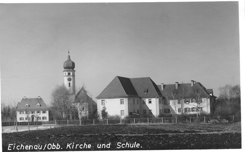 Fenster-Fachbetriebe in Eichenau: Schule und Kirche – Foto: unknown postcard Fenster-Fachbetriebe in Eichenau: Schule und Kirche